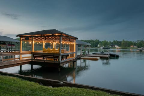 Luckys Lake House by AvantStay Private Lake Bar Maison in Mooresville