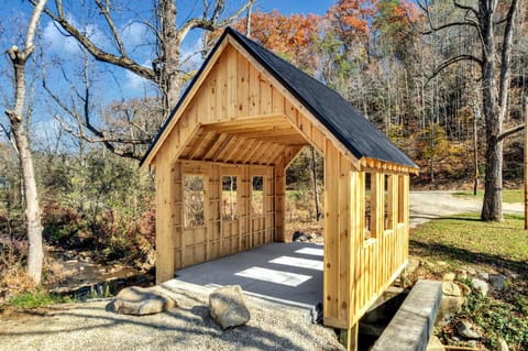 Follies Cottage -Creekside, WIFI, Free Attraction Tickets Haus in Jenkins Mill