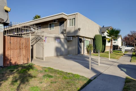 Fresno Apt Near Attractions, Shopping and Dining! Condo in Fresno