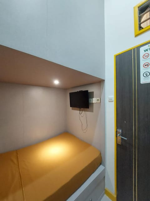 Autumn Living Hotel Capsule hotel in Surabaya