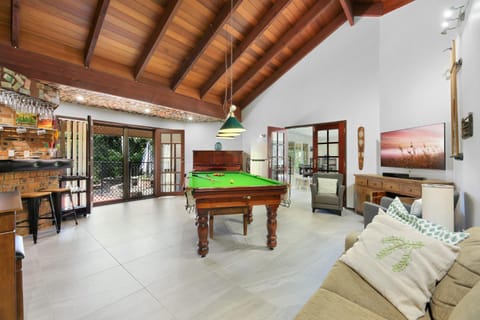 Spacious 4-Bed Hinterland Luxury Escape with Pool Casa in Mudgeeraba