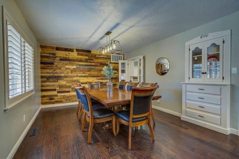 Entire Cozy Getaway with Pool House in Norman
