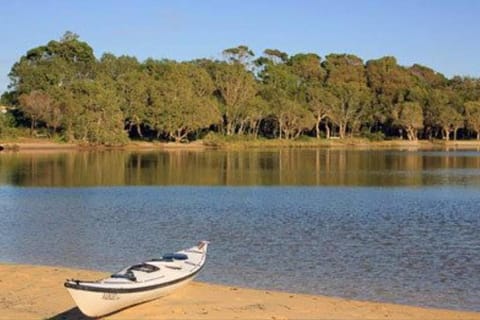 Comfortable 5 bed Boho Beachhouse -200m beach/lake House in Currimundi