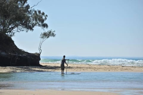 Comfortable 5 bed Boho Beachhouse -200m beach/lake House in Currimundi