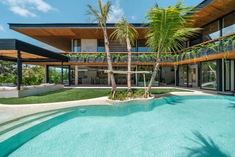 Villa Coco Bay - Iconic 8BR Tropical Villa Next to the Beach Villa in North Kuta