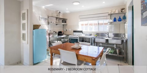 Coffee/tea facilities, Dining area, microwave, oven, stove, toaster