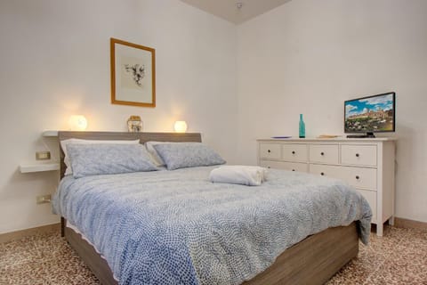 Bed, TV and multimedia, Bedroom, towels, wardrobe