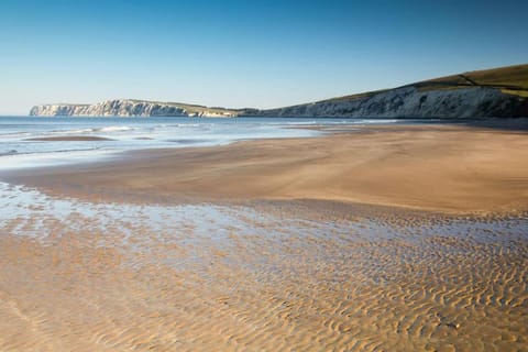 Idyllic beachside cottage next to nature reserve. House in Freshwater