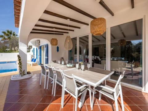 Splendid Carvoeiro Villa - 6 Bedrooms - Casa Sacha - Short Drive to Centre - Great Pool Area Villa in Carvoeiro