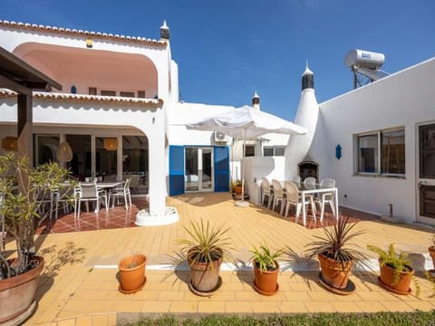 Splendid Carvoeiro Villa - 6 Bedrooms - Casa Sacha - Short Drive to Centre - Great Pool Area Villa in Carvoeiro