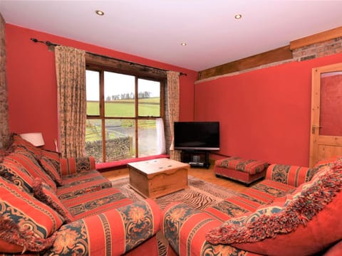 4 Bed in Whaley Bridge PK534 House in High Peak District