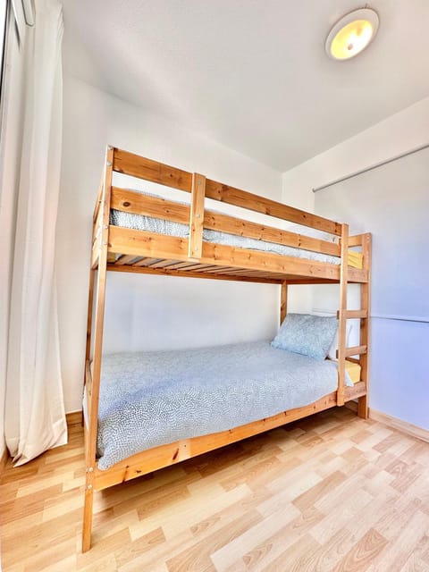 Bedroom, bunk bed