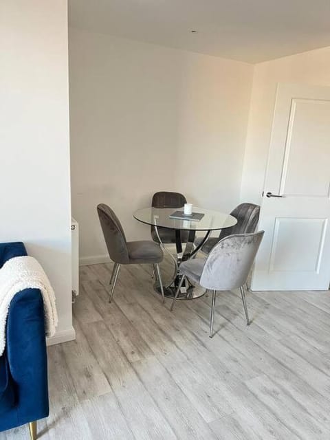 Stylish Luxury new 2 bedroom Apartment Condo in Dartford