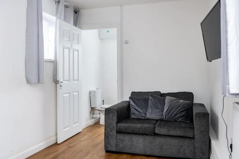 Neath Road - Flat 1 Apartment in Swansea