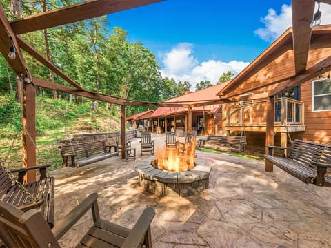 Its Got it All Y'all - Pool - Views - Theater - Arcade - Firepit - Book Now House in Pigeon Forge