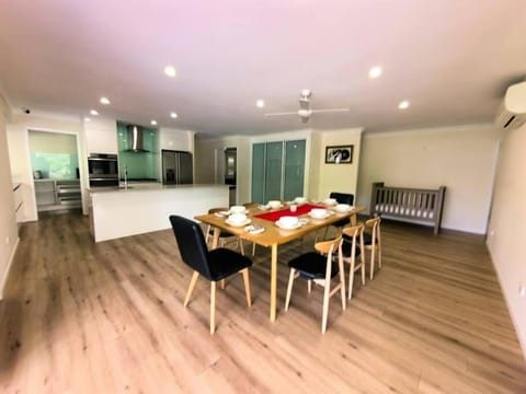 Gardens by the Bay - Acreage Living & EV Charging Maison in Deception Bay