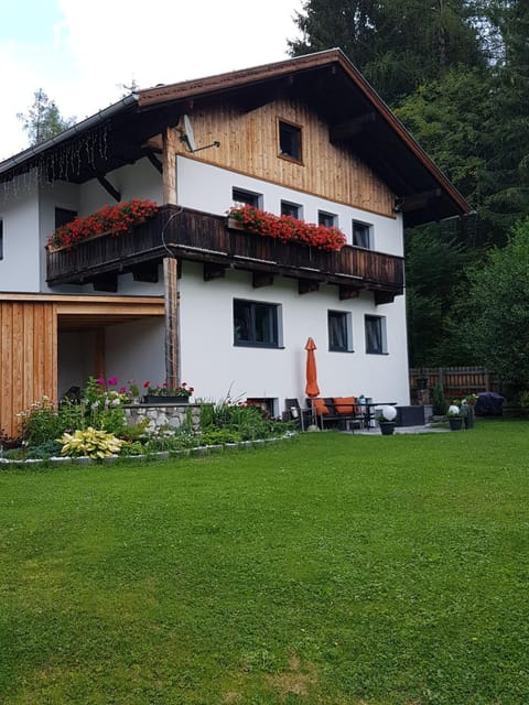 Facade/entrance, BBQ facilities, Garden, Balcony/Terrace