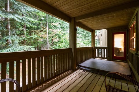 Woods Chalet | Large 5-Bed Townhome Near Blackcomb Base w/ Hot Tub & Woodburning Fireplace Casa in Whistler