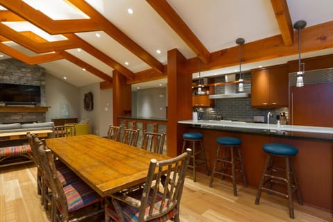 Woods Chalet | Large 5-Bed Townhome Near Blackcomb Base w/ Hot Tub & Woodburning Fireplace Casa in Whistler