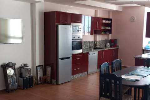 Kitchen or kitchenette, Dining area, dishwasher, minibar, pet friendly