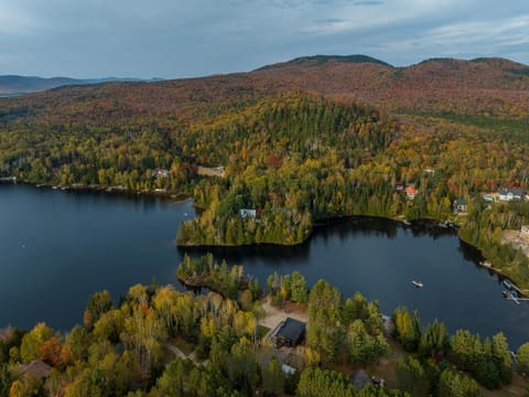 Le Roselin Modern And Cozy Chalet Spa & Lake Chalet in Saint-Donat