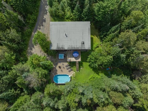 Le Sculptural Exitchalets Laurentides Spa Chalet in Val-David