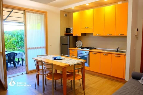 Property building, Kitchen or kitchenette, Living room