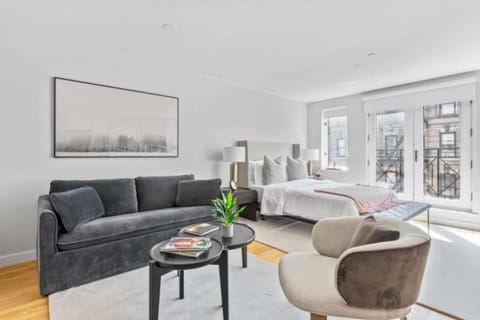 Luxe Studio with Charming Juliet Balcony Wohnung in Roosevelt Island