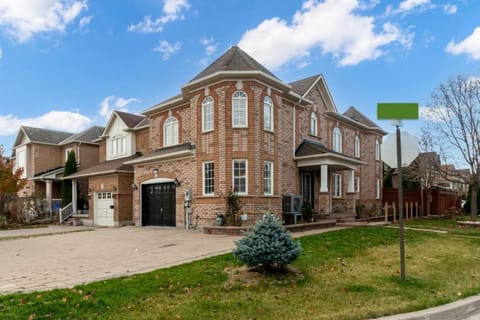 4-BR Family Haven - Near Wonderland and Vaughan Mills House in Vaughan