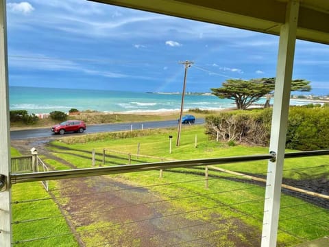 Seaspray Beach House - Pet Friendly - 50m to Beach House in Apollo Bay