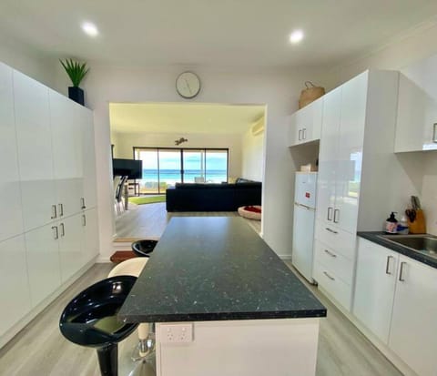 Seaspray Beach House - Pet Friendly - 50m to Beach House in Apollo Bay