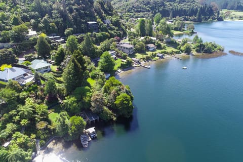 Okareka Lakefront House in Rotorua