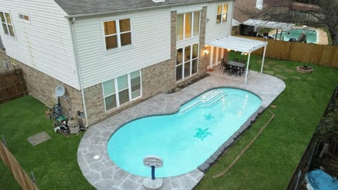 Luxury 5-BR Pool Grand Prairie Maison in Grand Prairie