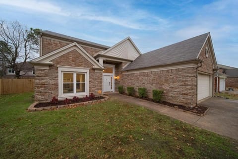 Luxury 5-BR Pool Grand Prairie House in Grand Prairie