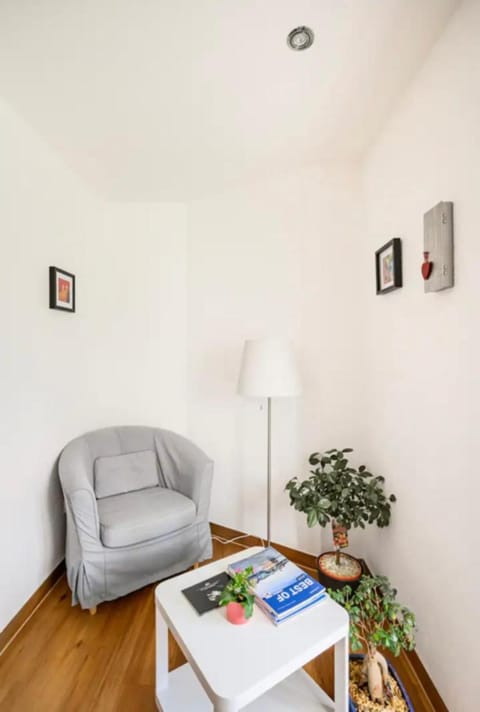 Günstiges grünes Ferienzimmer mit separater moderner Dusche Condo in Lörrach