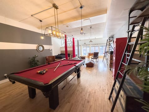 Luxury 5-Bed + Pool Table: 5 Min from Jarry Metro Condo in Laval