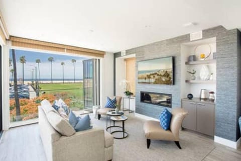 Luxury Oceanfront-Steps to Beach-Beautiful Sunset Haus in Balboa Peninsula