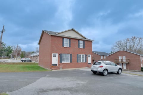 Modern Townhome Walk to Tennessee Tech University House in Cookeville