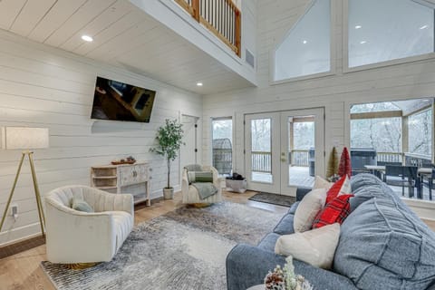 Luxe Broken Bow Cabin with Fire Pit and Hot Tub! House in Oklahoma