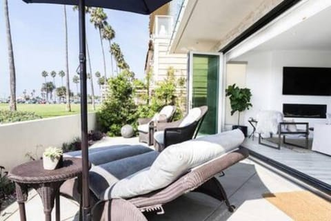 Oceanfront Luxury, Incredible Views and Sunsets Haus in Balboa Peninsula