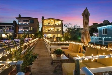 Luxury on the Water-Spectacular Views Haus in Balboa Peninsula