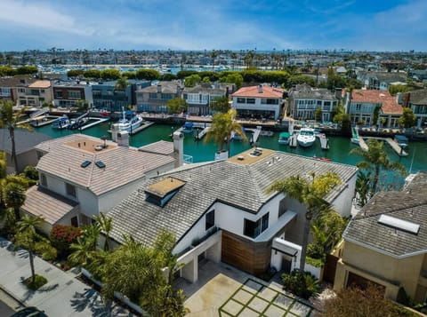 Luxury On The Bay-Calm Waters & Beautiful Skies Casa in Balboa Peninsula