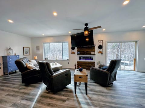 37PA Superbly appointed riverfront home in LIttleton! Skiing, hiking, firepit, wifi! Casa in Littleton