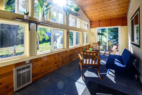 Seating area, Garden view, internet