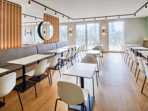 Lounge or bar, Breakfast