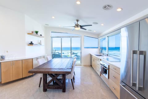 Ocean view, two-level condo with stunning view, decks, fast WiFi & fireplace Haus in Mission Beach