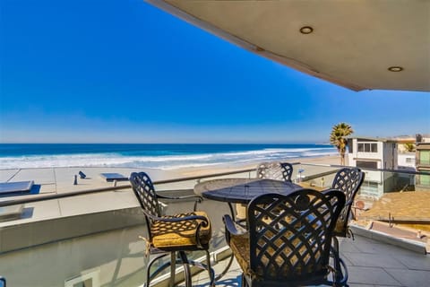 Ocean view, two-level condo with stunning view, decks, fast WiFi & fireplace Haus in Mission Beach