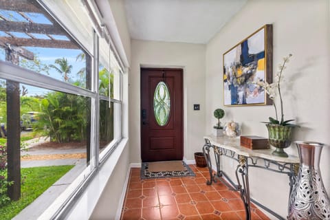 Chic Downtown Vacation Home And Guest Home Villa in West Palm Beach