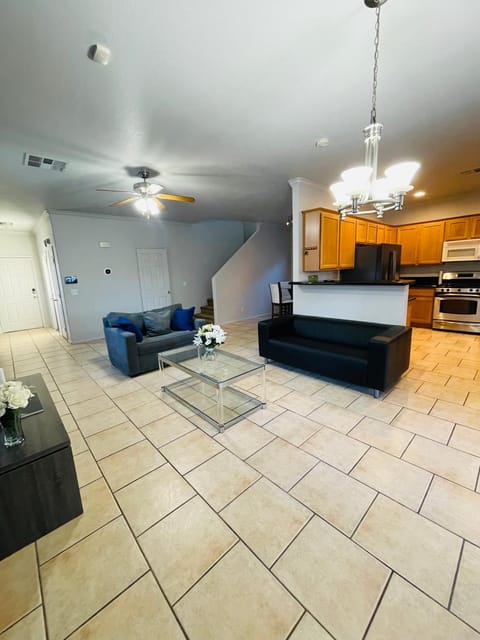 Kitchen or kitchenette, Living room, Seating area, fireplace, minibar, pet friendly, stove