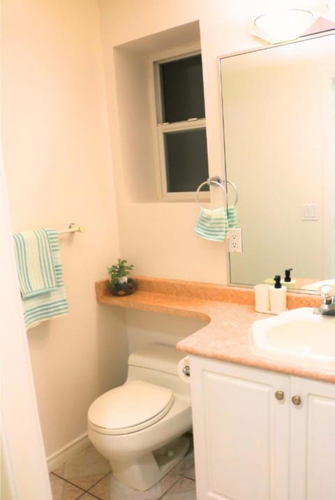 Lovely 1 bedroom attached full washroom Vacation rental in Surrey